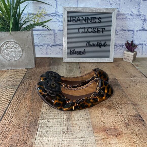 Bernardo animal Print Size 8M Folding, Elastic Fit ballet flats - Picture 6 of 14